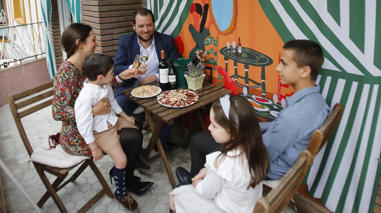 La Feria de Abril se ha trasladado a los balcones de las casas de la ciudad