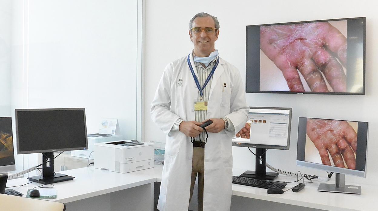 El. doctor David Moreno en su consulta del Hospital Virgen Macarena de Sevilla