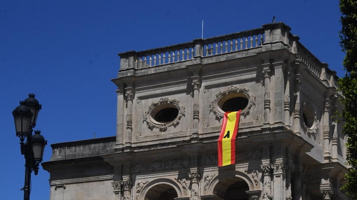 El PP llegó a colocar una bandera de España con un crespón negro en el Ayuntamiento de Sevilla