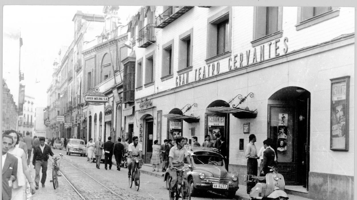 El Gran Teatro Cervantes en 1941, transformado en cine en los años cincuenta