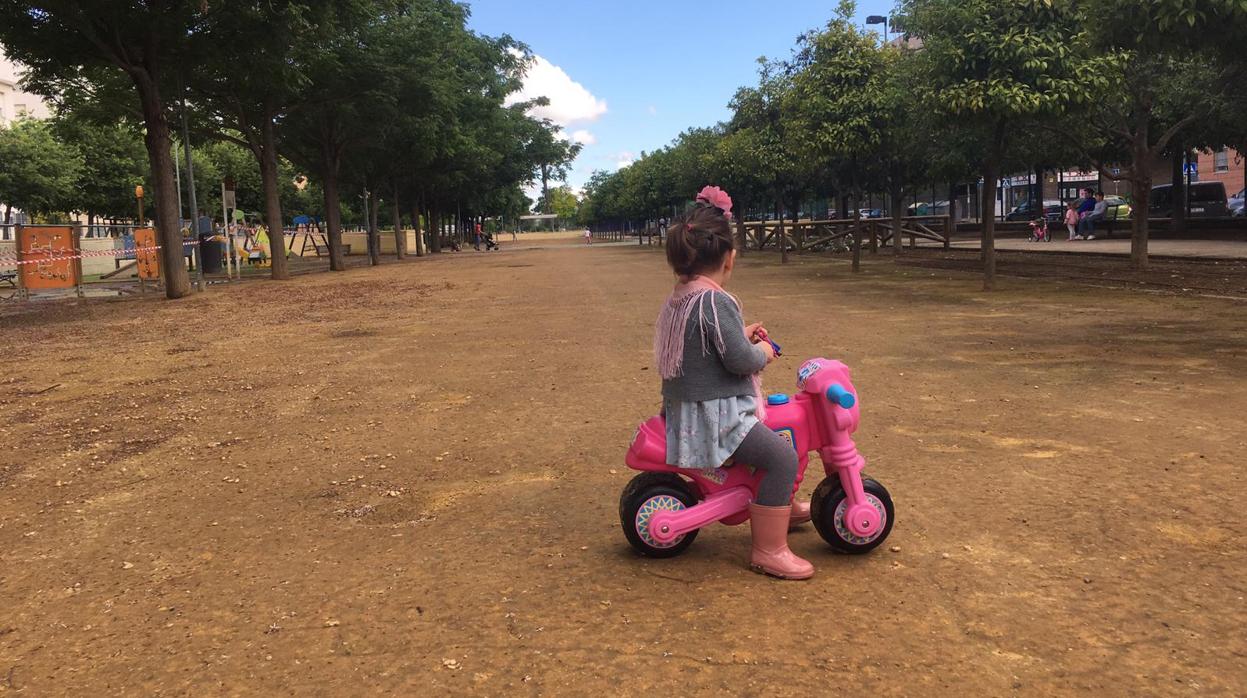 Una pequeña, en el parque del bulevar de los Bermejales el lunes 27 de abril por la tarde