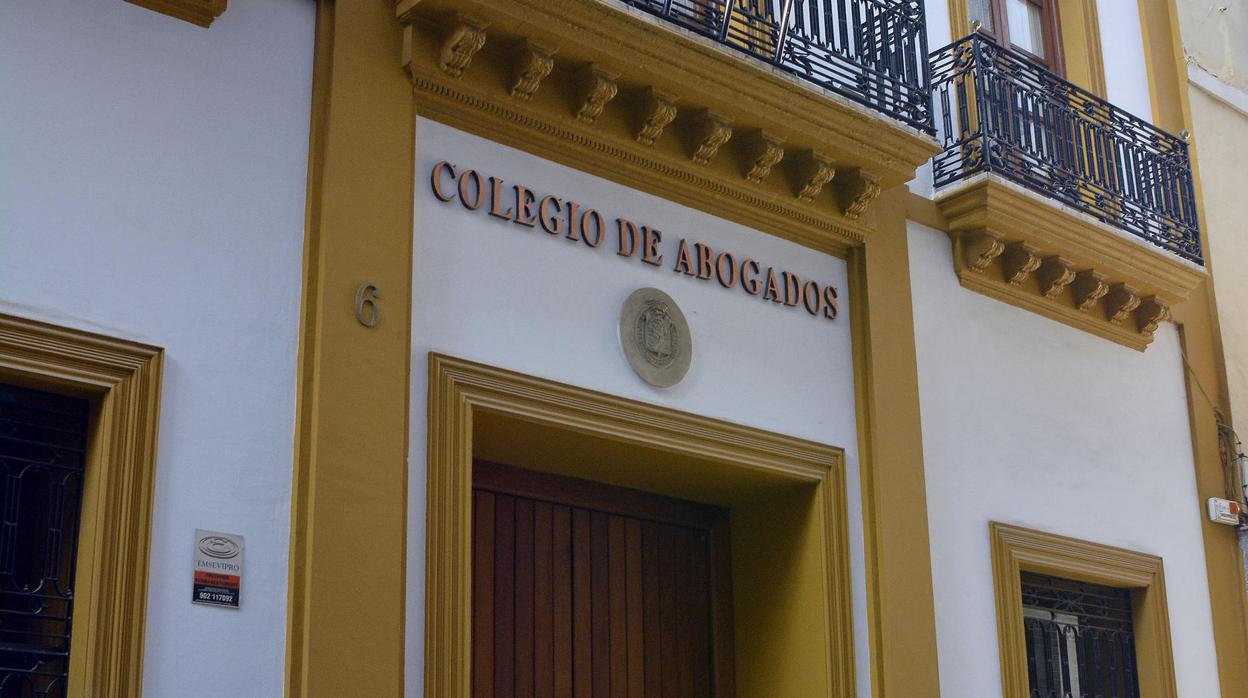 Fachada del colegio de abogados de Sevilla