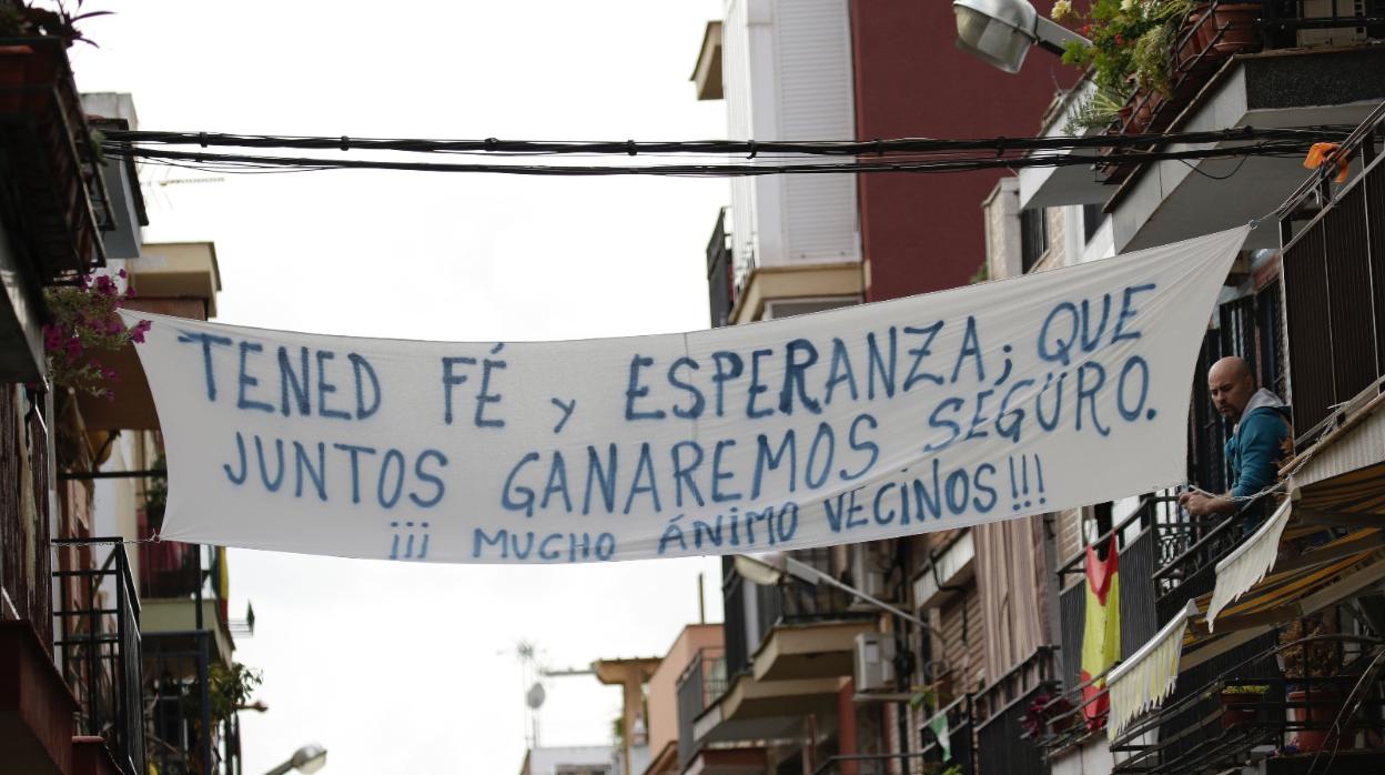 Pancarta de ánimo en un bario de Sevilla