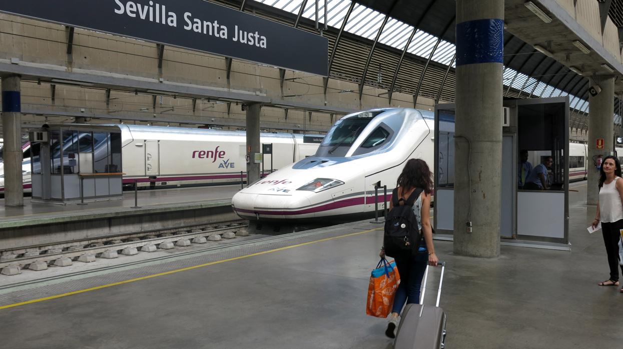 Andenes de la estación de Santa Justa con trenes Ave