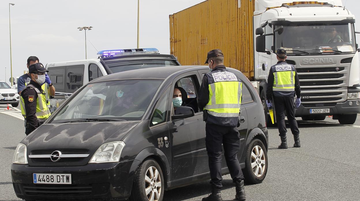 Imagen de uno de los controles dispuestos al inicio del puente en Sevilla