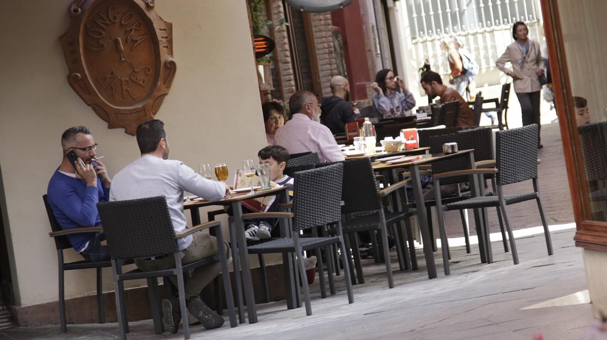 Veladores en pleno centro de Sevilla, antes de la pandemia de Covid-19