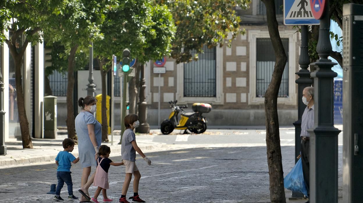 Una madre con sus hijos en la calle