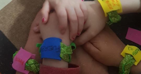 Un grupo de niños muestra las pulseras que han hecho durante el confinamiento