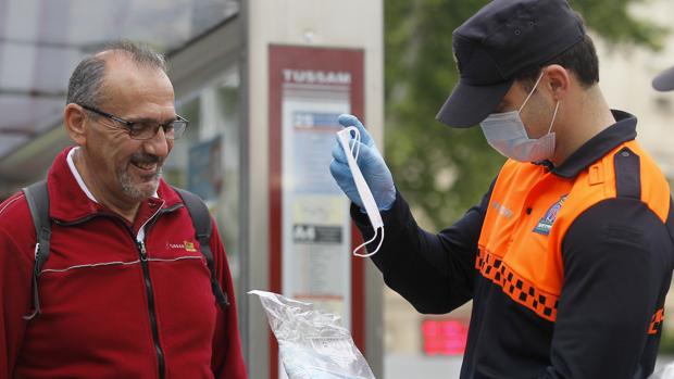 El Ayuntamiento de Sevilla repartirá 100.000 mascarillas en autobuses y metro