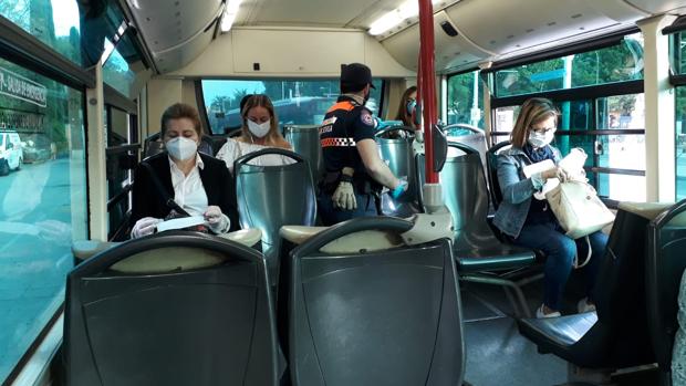 Dónde se están repartiendo las mascarillas para el transporte público en Sevilla