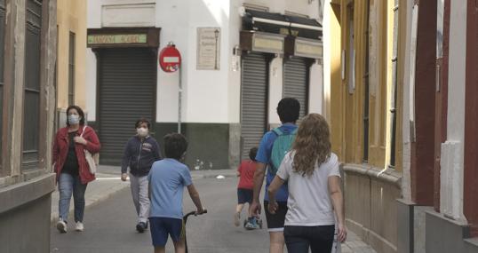 Peatones por el entorno de la Alfalfa