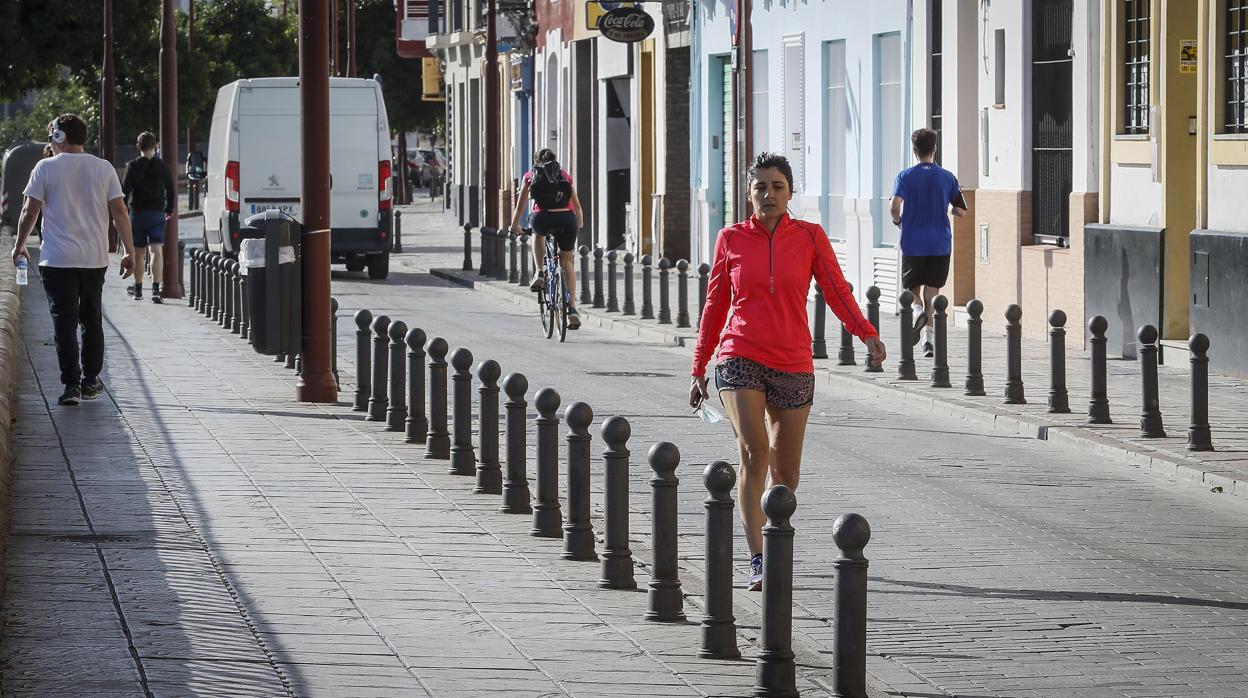 Una deportista camina por la calle Betis