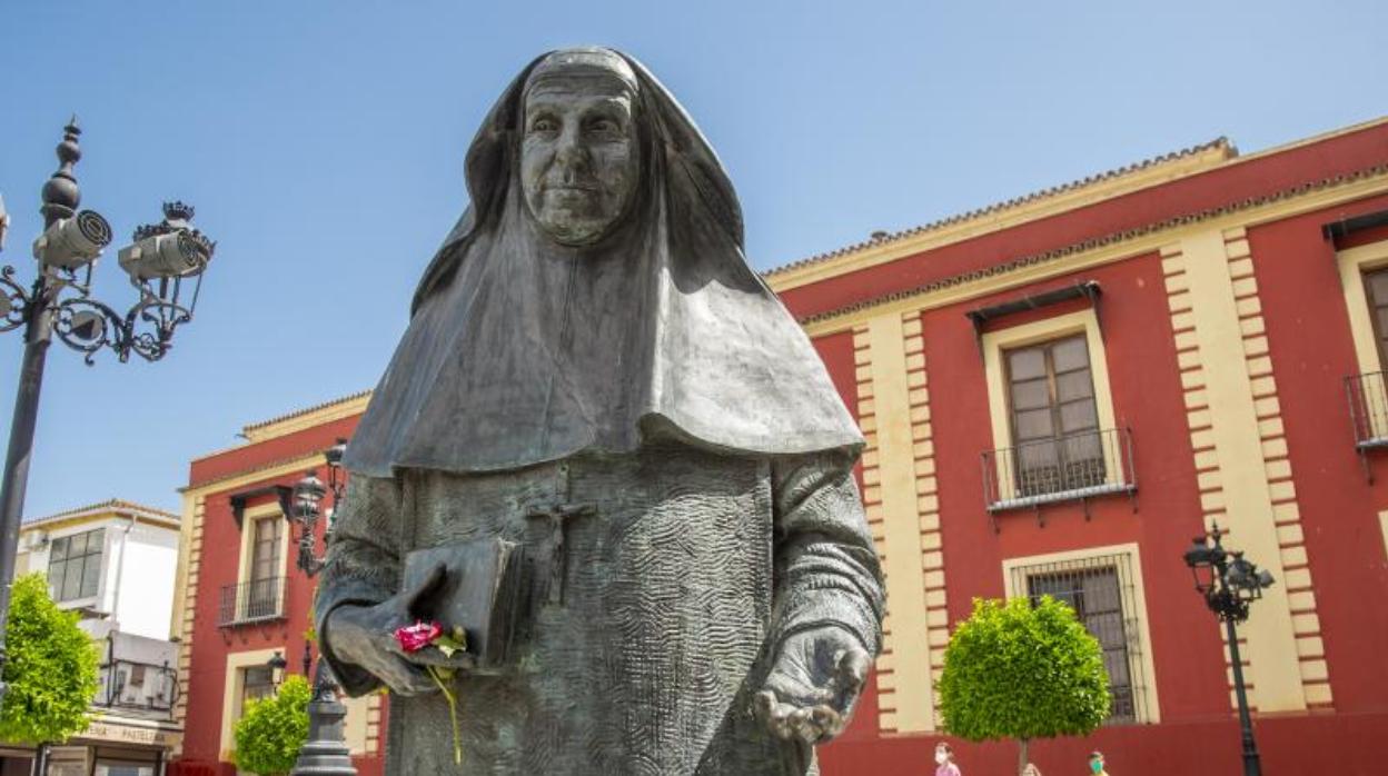 La estatua de Santa Ángela de la Cruz en Umbrete, con una flor en la mano