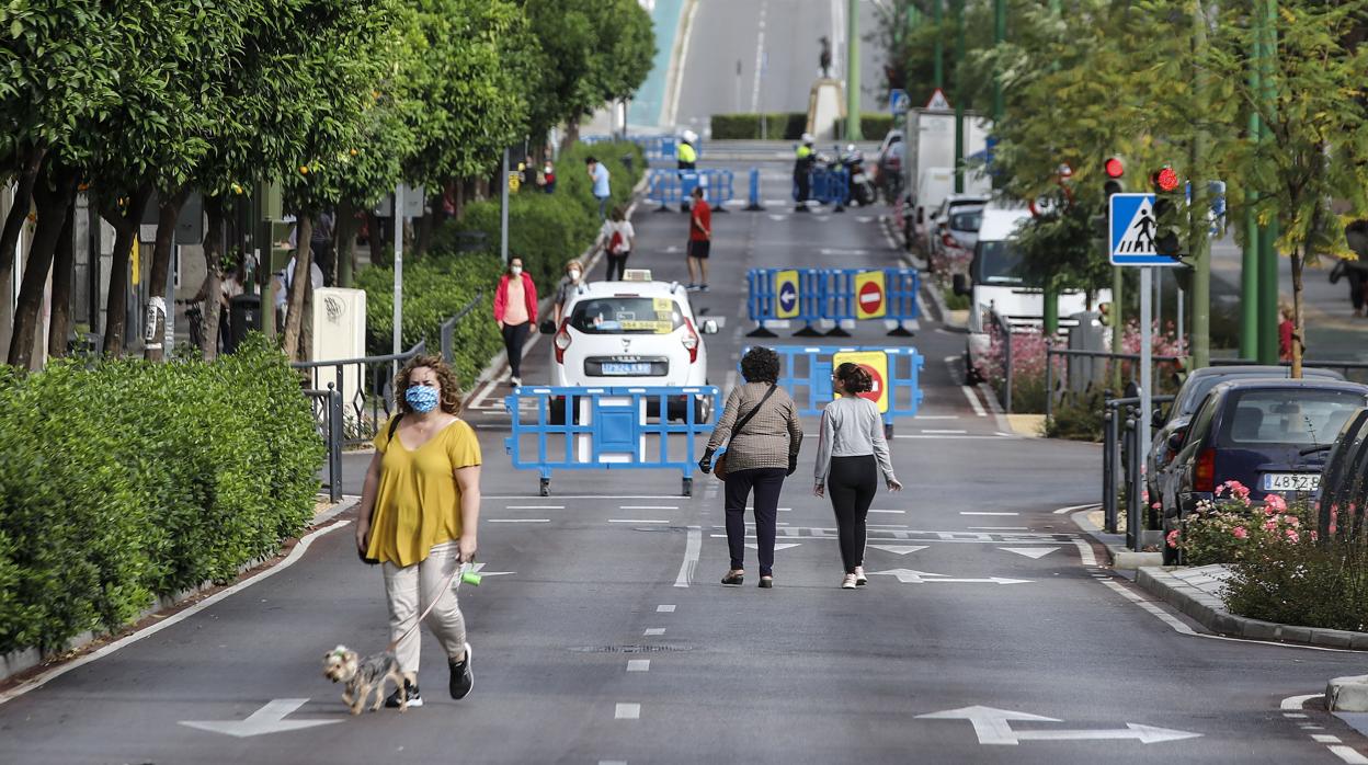 Un grupo de sevillanos pasea por calles peatonalizadas este sábado en El Greco