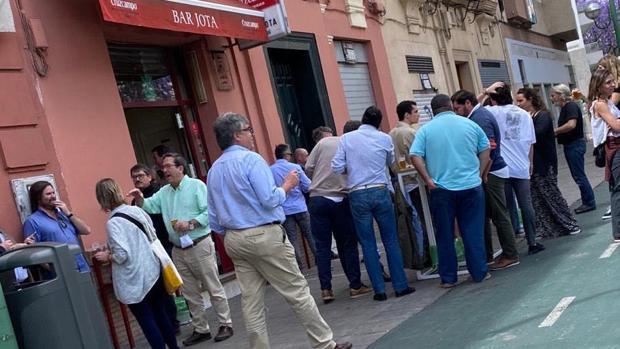 Los bares reabren en Sevilla en la fase 1 con las primeras multas por exceso de público