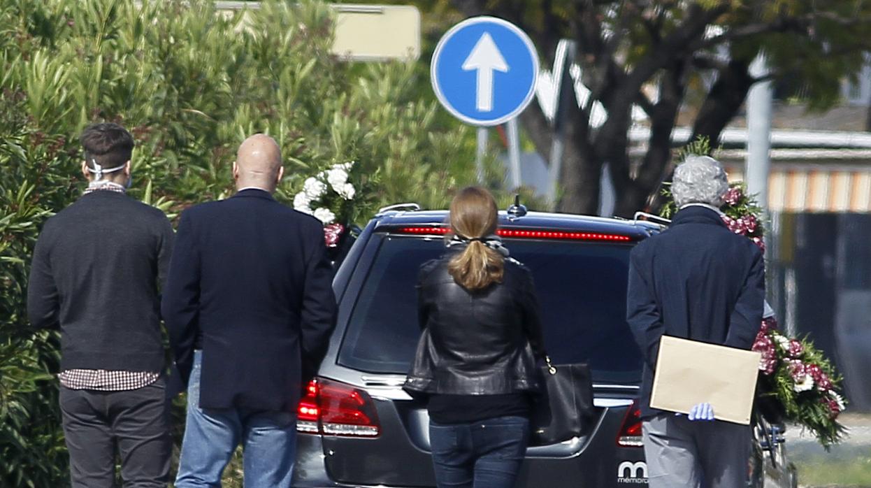 Cuatro personas acompañan al féretro en el cementerio de San Fernando