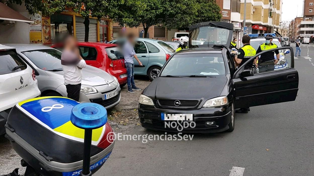 La Policía revisa el coche que circulaba en sentido contrario