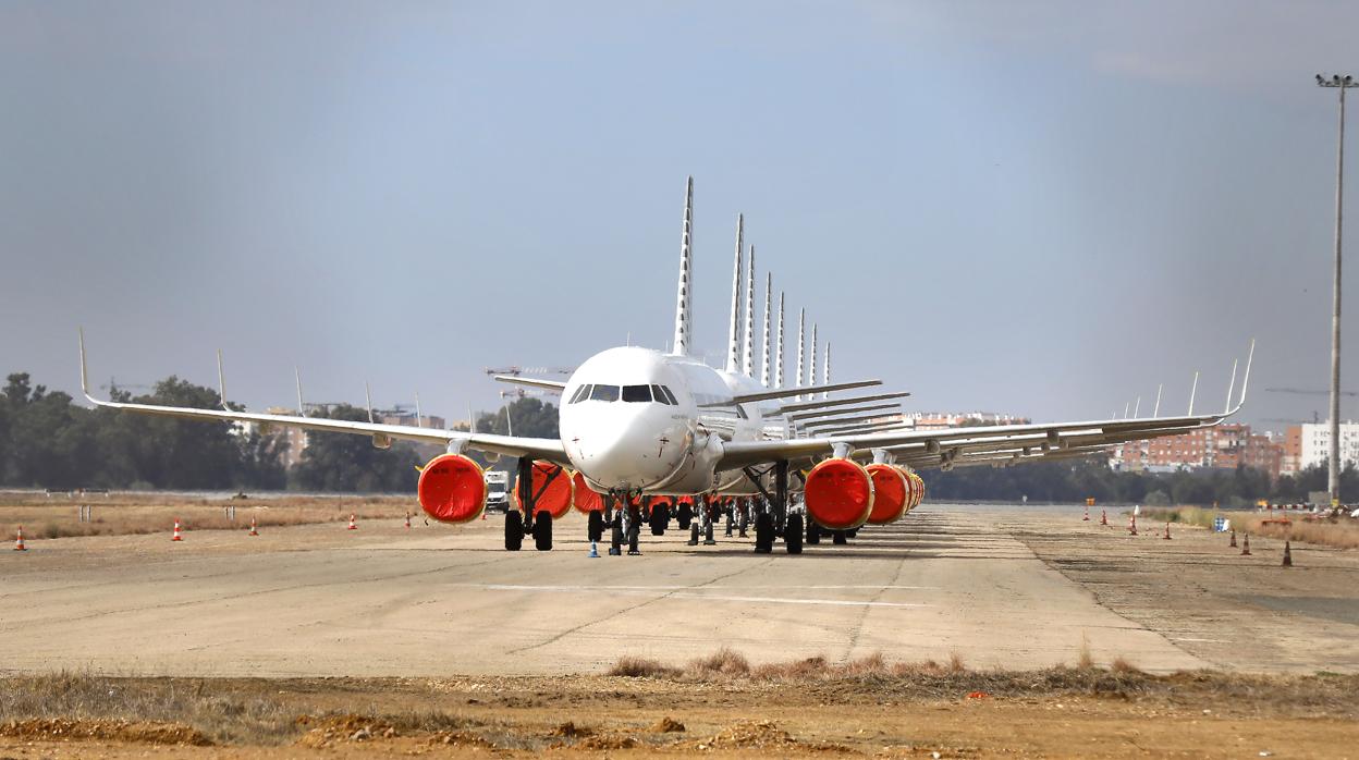 Aviones en la zona de estacionamiento del aeropuerto de Sevilla