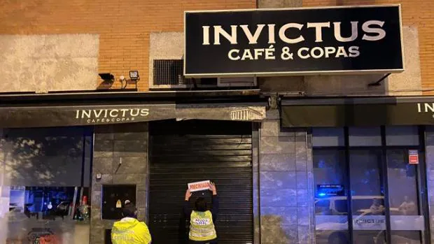 La picaresca de bares y clientes en Sevilla: diez en una mesita alta, todos dentro del local a puerta cerrada...