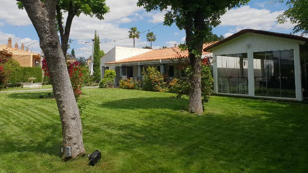 Un restaurante con jardín donde disfrutar de una buena comida en la desescalada