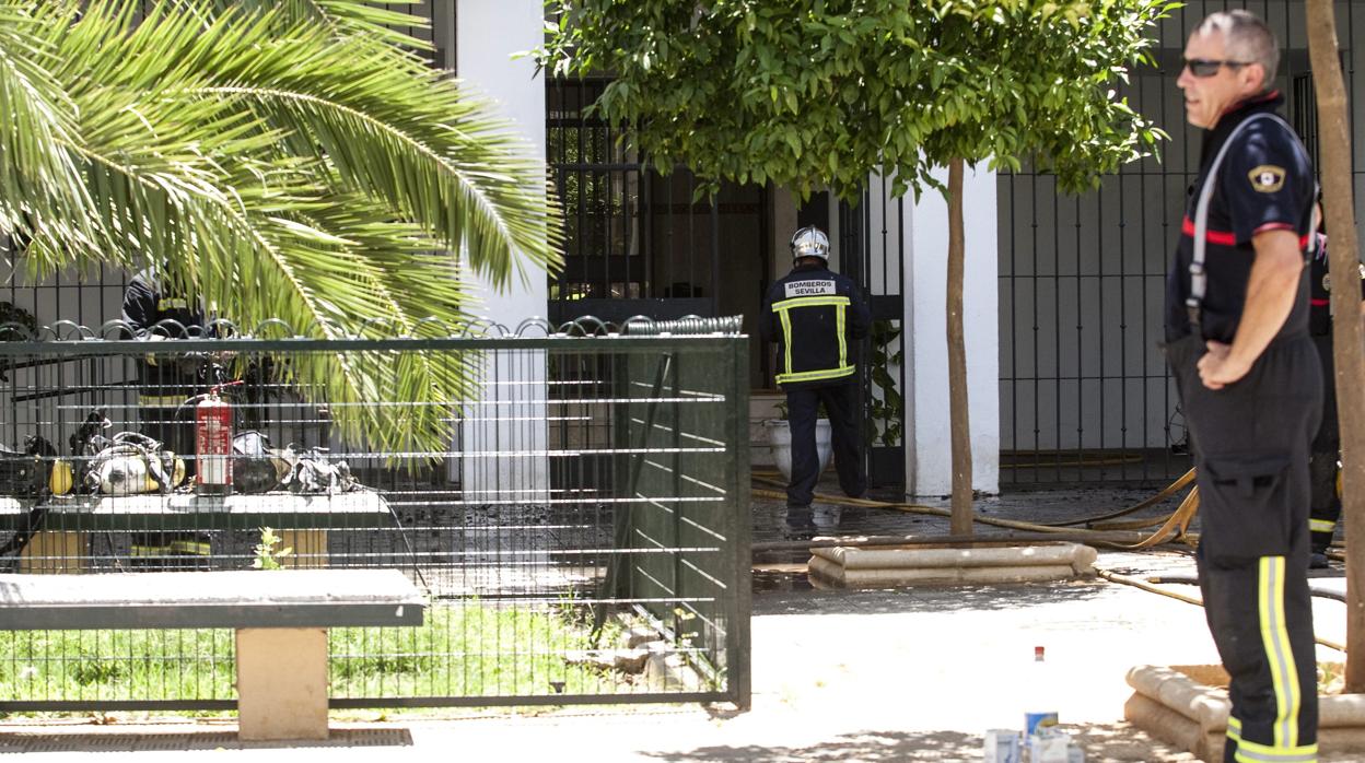 Imagen de archivo de los bomberos de Sevilla en una intervención en un incendio de la capital