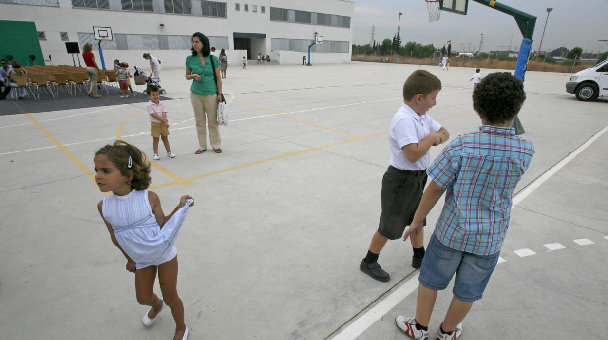 Unos niños en el patio de un colegio