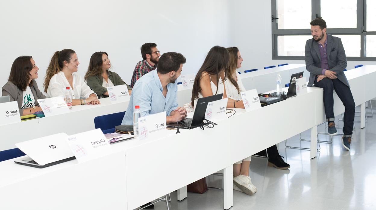 Una clase a alumnos de máster en la Universidad Loyola