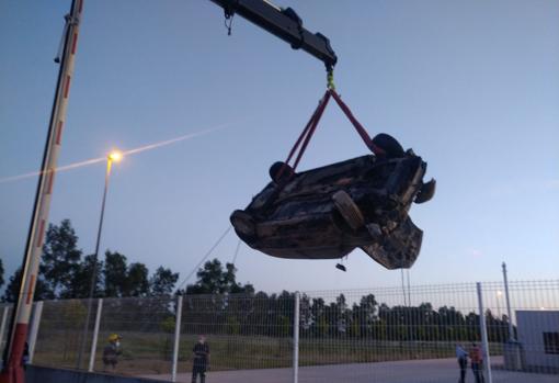 El coche extraído del agua