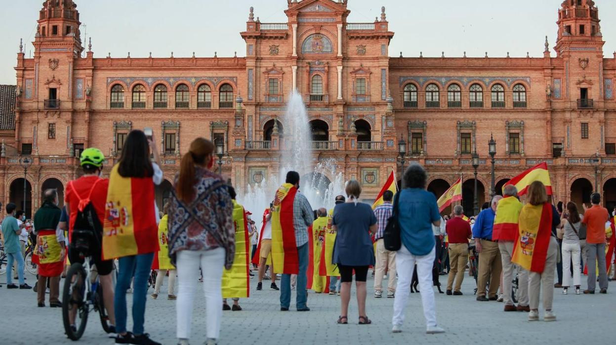 Las caceroladas se están convocando en la Plaza de España