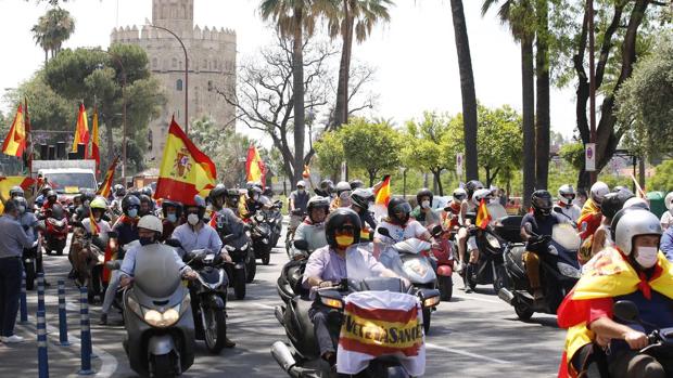 Marcha contra el Gobierno en Sevilla: indignación sobre ruedas