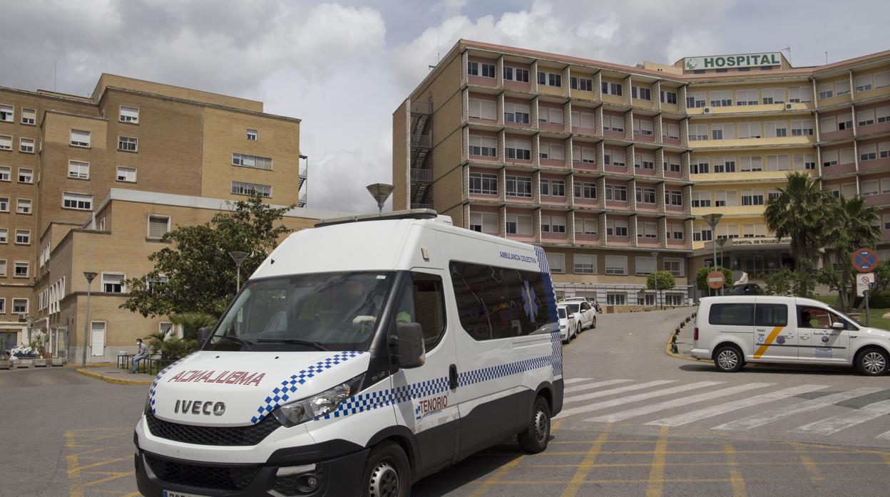 Una ambulancia en las inmediaciones del Hospital Virgen del Rocío de Sevilla