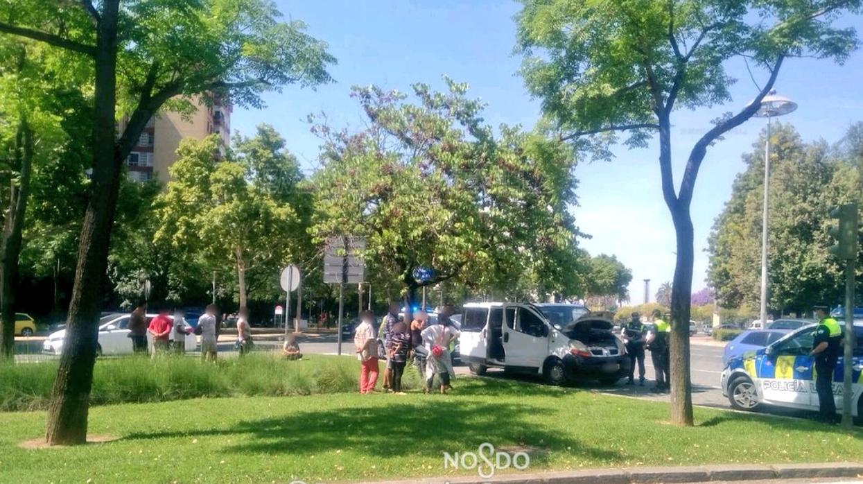 Agentes de la Policía Local interceptaron este sábado una furgoneta con doce personas a bordo