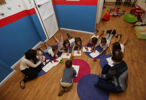 Niños en clase en una escuela infantil