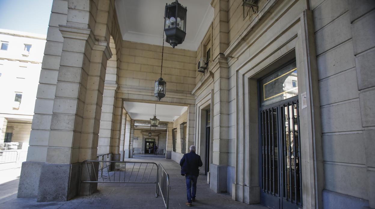 Acceso al Palacio de Justicia de Sevilla que alberga la Audiencia de Sevilla