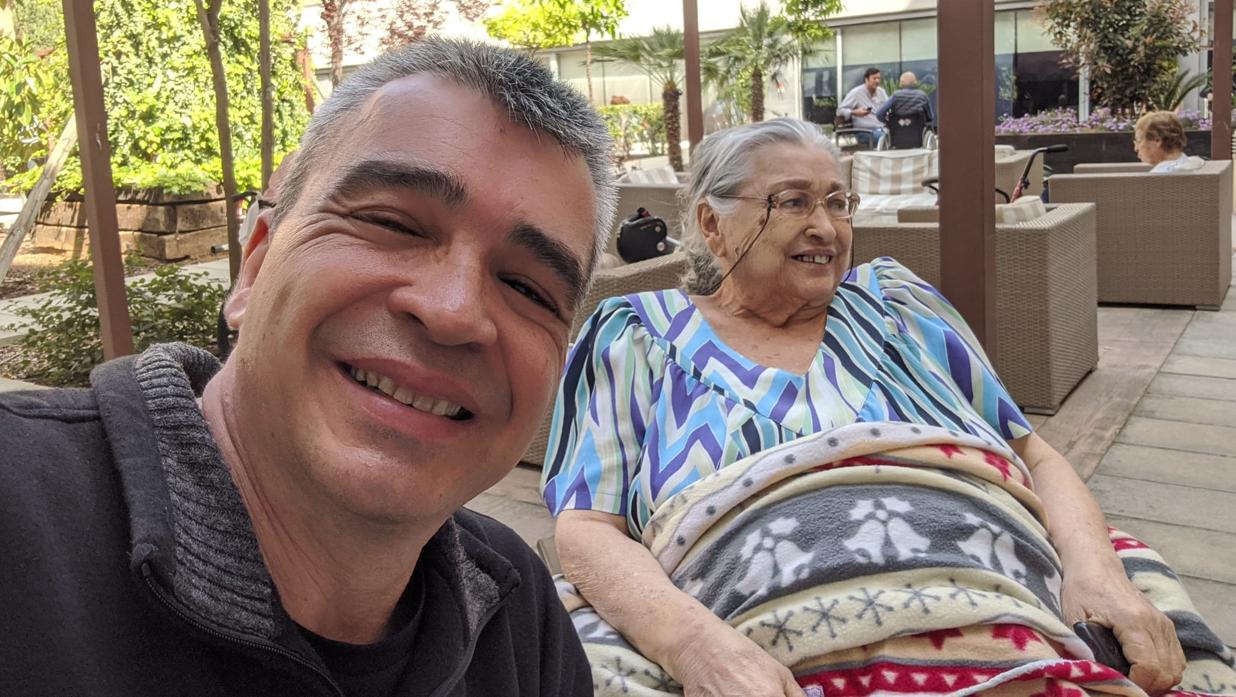 Luis Santos y su madre Esperanza la última vez que pudieron estar juntos en la residencia Domus IV de Santa Justa