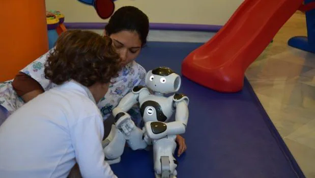 San Juan de Dios incorpora el robot «JuanDe» en sus terapias con niños con problemas neuromotores