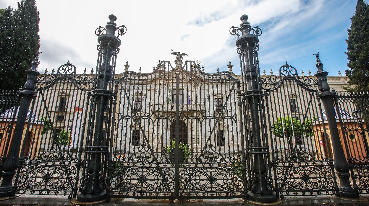 La puerta del Rectorado de la Universidad