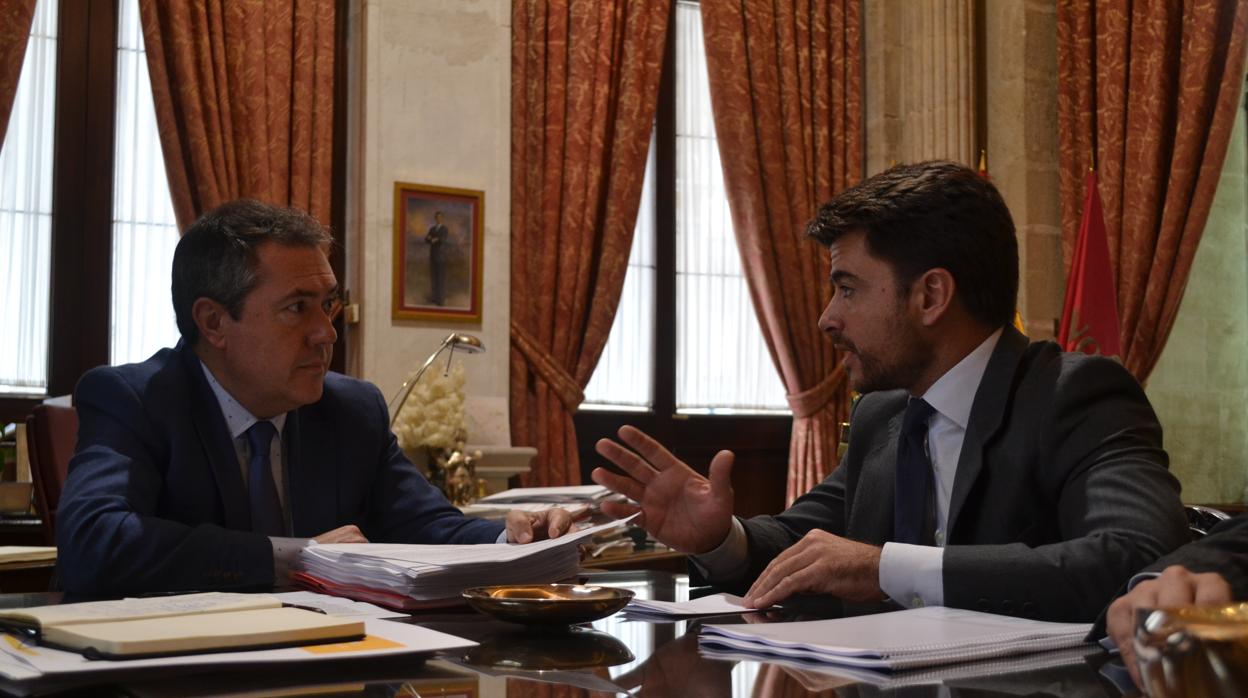 Juan Espadas y Beltrán Pérez en el Ayuntamiento de Sevilla