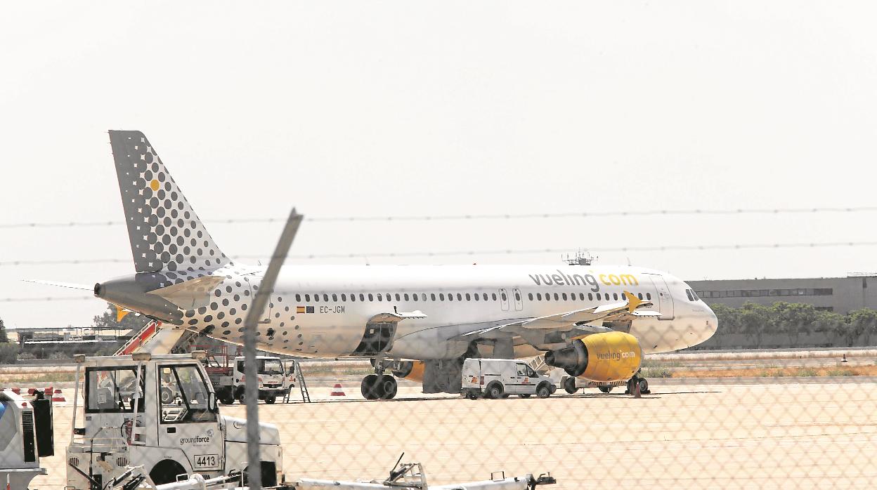 Un avión de Vueling en el aeropuerto de Sevilla