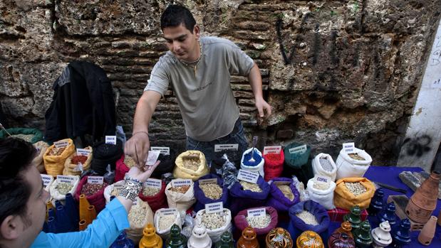 Los vendedores callejeros de Sevilla se rebelan y piden montar ya sus puestos