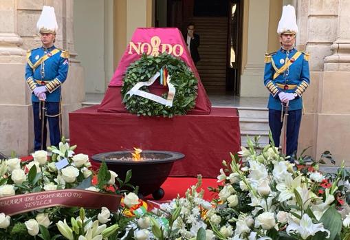 Coronas de flores a las puertas del Ayuntamiento