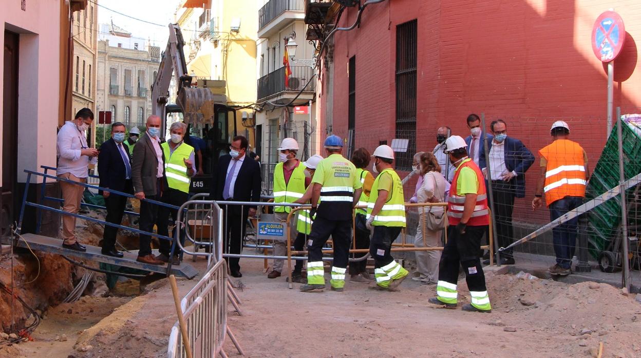 El Ayuntamiento prevé reabrir en un mes el tramo de Virgen de los Reyes afectado por las obras de Mateos Gago