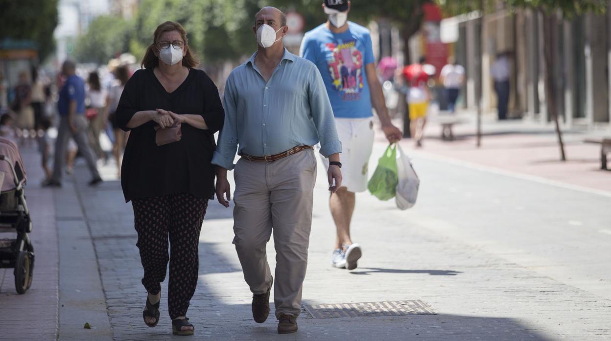 El uso de mascarillas se ha generalizado en las calles de Sevilla