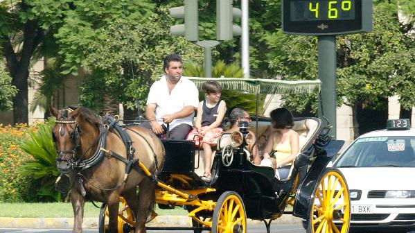 Turistas durante un paseo en coche de caballos por Sevilla