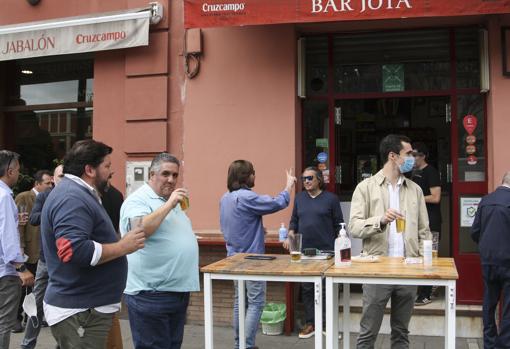 Las barras de los bares volverán a funcionar siempre que haya dos metros entre grupos