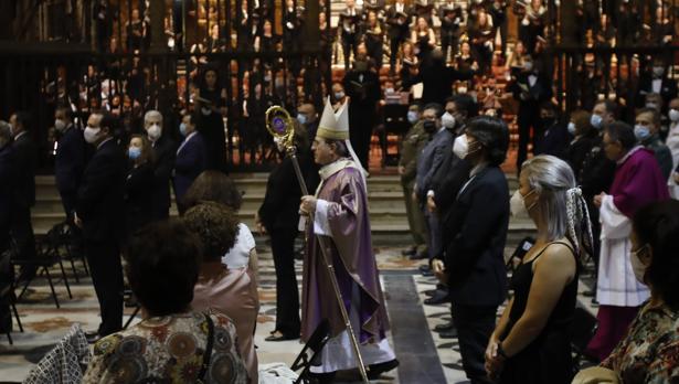 Monseñor Asenjo: «Es mucho más dolorosa la muerte inesperada de miles de personas a causa de una epidemia»