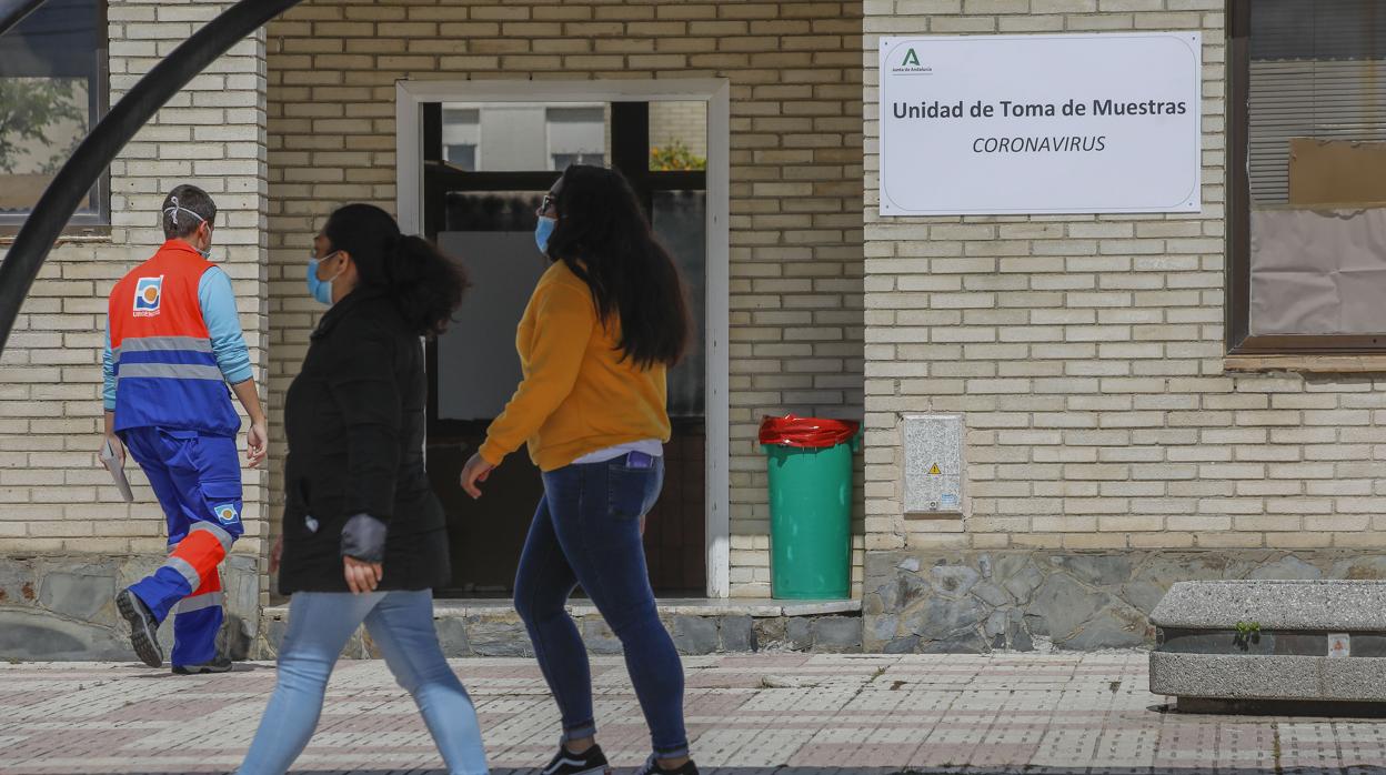 Unidad de toma de pruebas del coronavirus en el hospital Militar