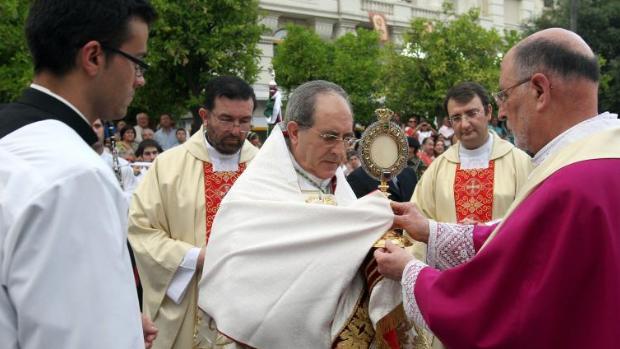 El Corpus del coronavirus incorpora a sanitarios, policías y militares en la procesión por la Catedral