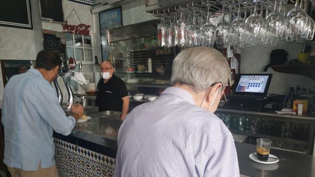 Fase 3 desescalada Sevilla: El café y las tostadas regresan a las barras de los bares