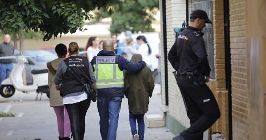 La Policía acompaña al hijo de la víctima que dio el aviso a los servicios de emergencias